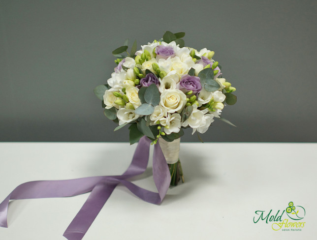 Buchet de mireasă din trandafiri albi și violet cu frezia și eucalipt foto